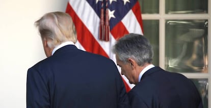 Foto de archivo de Donald Trump junto al presidente de la Fed, Jerome Powell, el d&iacute;a del anuncio de su nombramiento