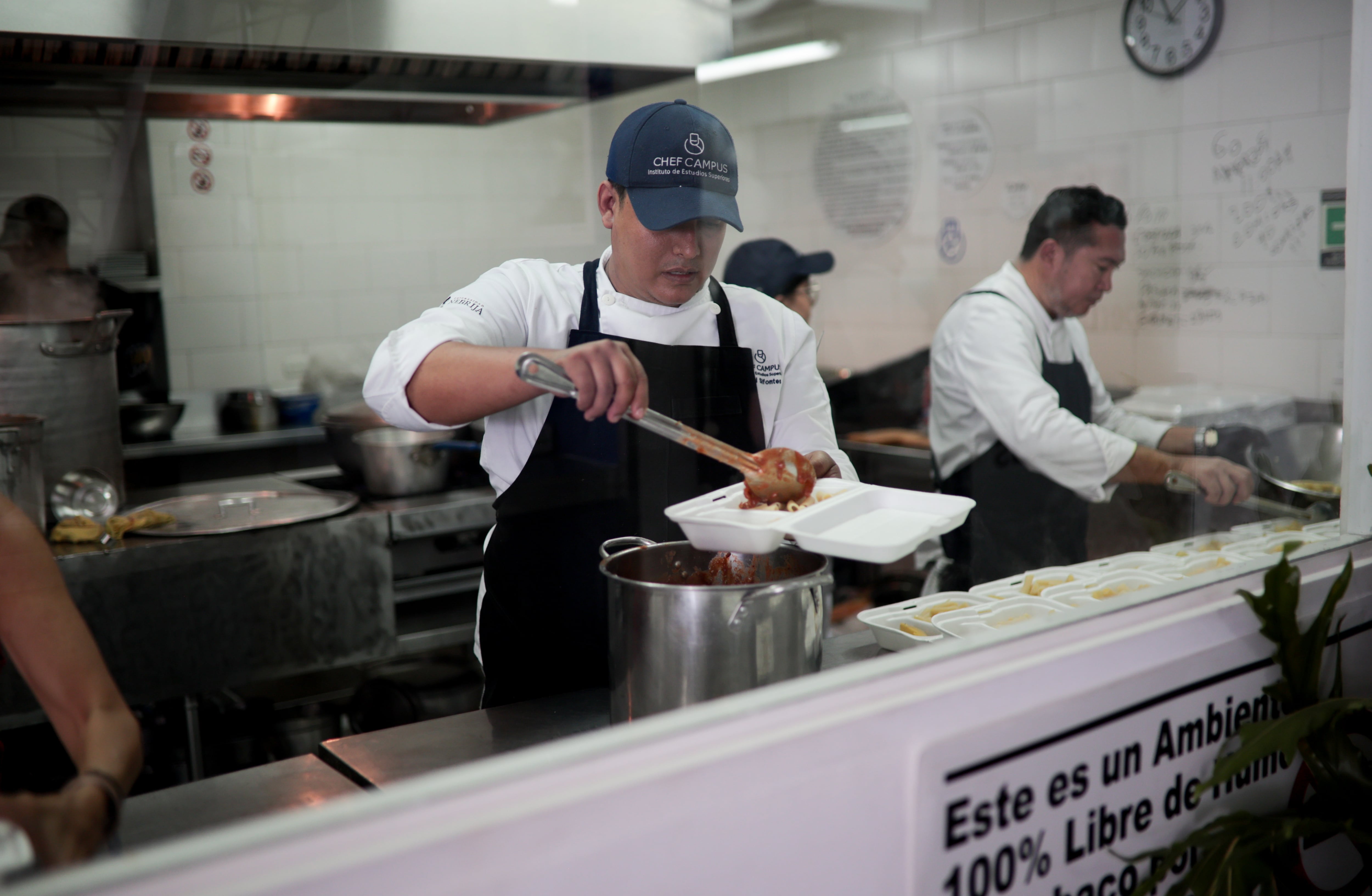 Voluntarios preparan alimentos para damnificados, voluntarios y equipos de rescaten en la escuela de cocina Chef Campus en Caracas, el 27 de junio 2026.