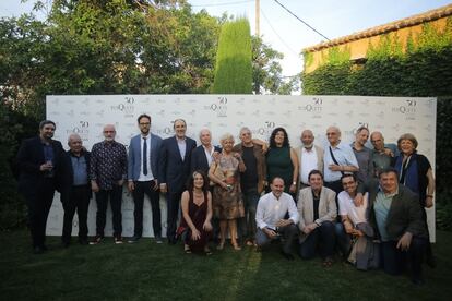 La gran família de l'editorial Tusquets posa per a una foto durant la festa celebrada a Barcelona.