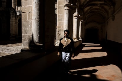 El actor Joaquín Chablé caracterizado como Vicente Guerrero camina por el convento de Cuilápam el día 14 de febrero de 2021.