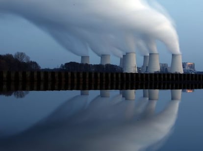 La contaminación, sea por las calderas —como en los países menos desarrollados— o por el tráfico, pasa alta factura a la salud. / Reuters