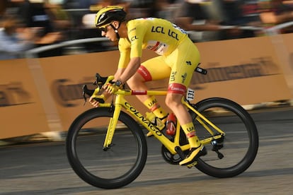 El ciclista esloveno Tadej Pogacar (UAE Team Emirates), durante su recorrido por los Campos Elíseos. Pogacar, de solo 21 años, se proclama campeón de esta edición.