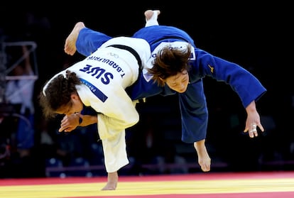 La japonesa Natsumi Tsunoda (azul) se enfrenta a la sueca Tara Babulfath, durante la semifinal de judo de -48 kg, el 27 de julio. 