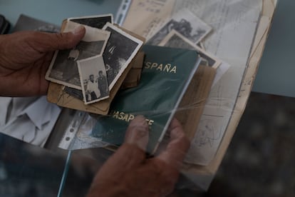 Alain, nephew of Ana Garbín Alonso, shows family documentation and images.