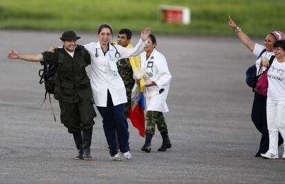 Militares y personal médico celebran el aterrizaje del helicóptero brasileño en Villavicencio.