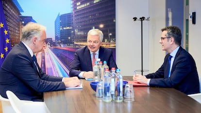 El comisario europeo de Justicia, Didier Reynders, entre el vicesecretario de Acción Institucional del PP, Esteban González Pons, y el ministro de Justicia, Félix Bolaños, en Bruselas en febrero.