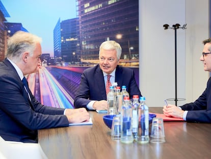 El comisario europeo de Justicia, Didier Reynders, entre el vicesecretario de Acción Institucional del PP, Esteban González Pons, y el ministro de Justicia, Félix Bolaños, en Bruselas en febrero.