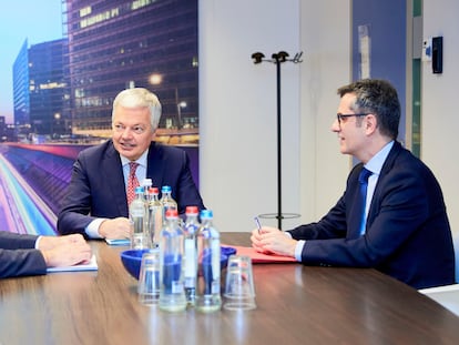 El ministro español de la Presidencia y Justicia, Félix Bolaños (derecha), y el vicesecretario de Acción Institucional del PP, Esteban González Pons (izquierda), durante su reunión este lunes con el comisario europeo de Justicia, Didier Reynders (en el centro), este lunes en Bruselas.