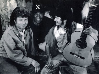 Morente, el baterista Max Roach y Raimundo Amador, en 1992, en el cortijo de Cazalla de la Sierra (Sevilla) donde ensayaron su disco.
