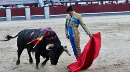 José Carlos Venegas, al natural, ante el toro del triunfo.