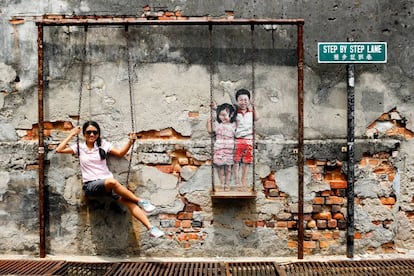 El mural Brother and sister on a swing (Hermano y hermana en un columpio), en George Town (Malasia).