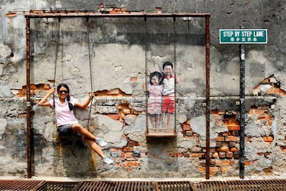 El mural Brother and sister on a swing (Hermano y hermana en un columpio), en George Town (Malasia). 