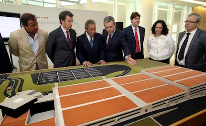 Alberto Núñez Feijóo (2i), durante la visita a las obras de ampliación de la sede central que la multinacional Inditex donde estuvo acompañado por el presidente de la compañía, Pablo Isla (c).