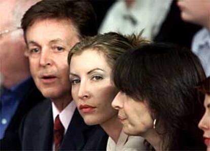 Paul McCartney; su novia, Heather Mills, y la cantante Chrissie Hynde, de The Pretenders.