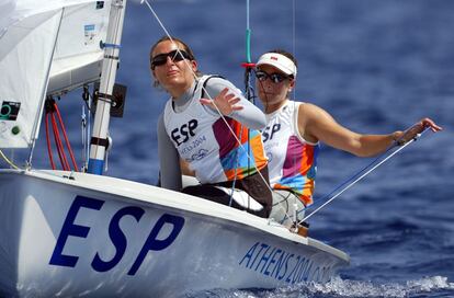 Las españolas Natalia Via dufresne y Sandra Azón ( izquierda) durante la décima regata de la clase '470', en la que se hicieron con la plata en los Juegos de Atenas 2004.