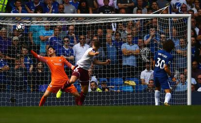 Courtois encaja el tercer gol de Burnley tras remate de Vokes.