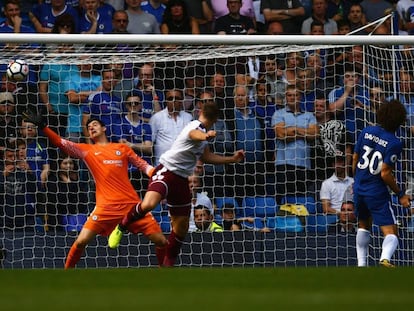 Courtois encaja el tercer gol de Burnley tras remate de Vokes.