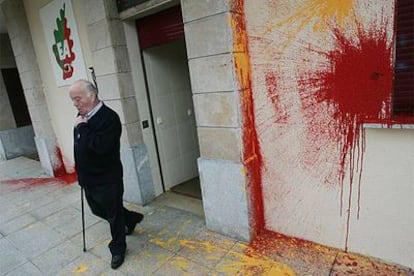 Sede de Eusko Alkartasuna en Oiartzun (Guipúzcoa), después de recibir el ataque.