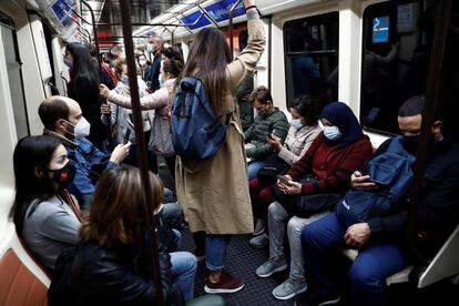 Varias personas viajan en la línea 1 del Metro de Madrid, este lunes. 