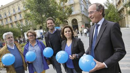 Alfonso Alonso (derecha), junto a Soraya S&aacute;enz de Santamar&iacute;a y dirigentes del PP vasco, en campa&ntilde;a electoral.