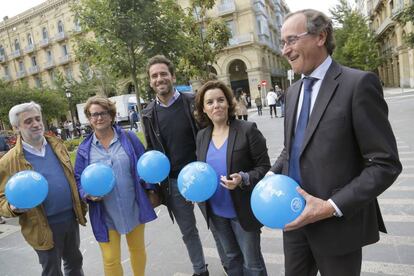 Alfonso Alonso (derecha), junto a Soraya S&aacute;enz de Santamar&iacute;a y dirigentes del PP vasco, en campa&ntilde;a electoral.