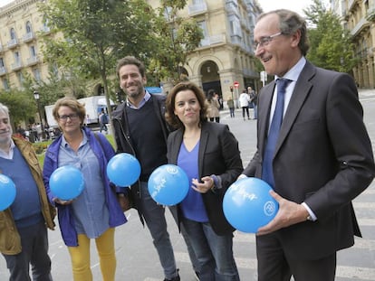 Alfonso Alonso (derecha), junto a Soraya S&aacute;enz de Santamar&iacute;a y dirigentes del PP vasco, en campa&ntilde;a electoral.