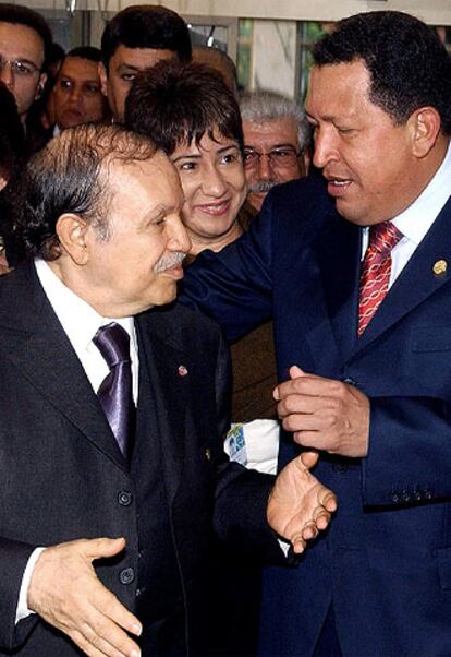 El presidente venezolano, Hugo Chávez (derecha), conversa con su homólogo argelino, Abdelaziz Buteflika.