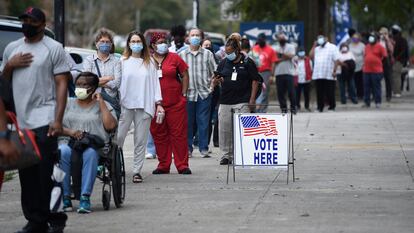 Decenas de personas esperan en fila para votar anticipadamente en las presidenciales, en Augusta, en octubre.