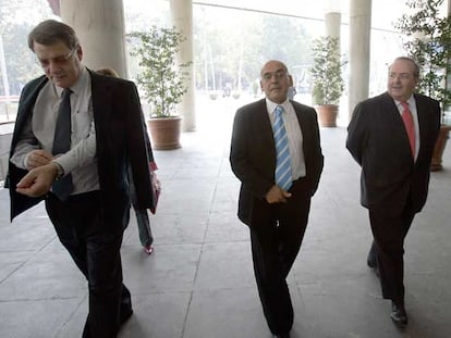 Los presidentes de BBK, X. de Irala, de Caja Vital, G. Rojo, y de Kutxa de Guipúzcoa, C. Etxepare.