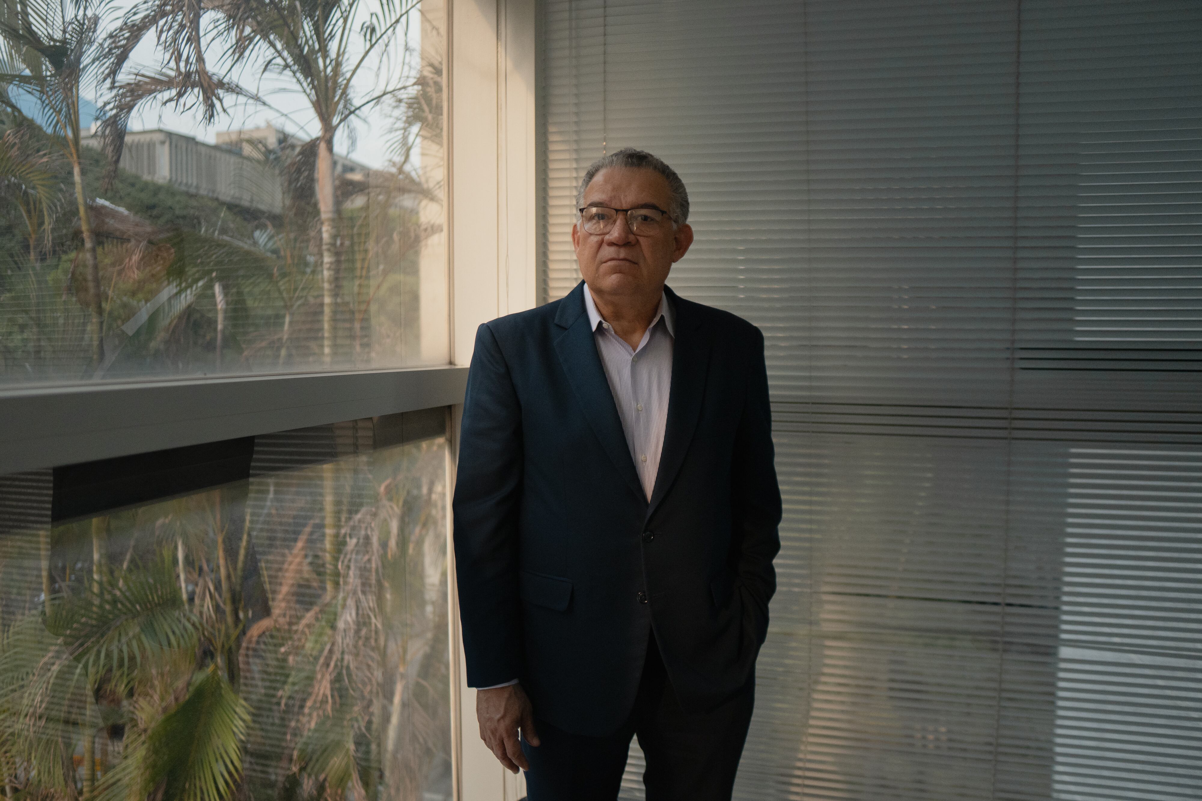 El dirigente opositor y ex preso político Enrique Márquez, en su oficina en Caracas.