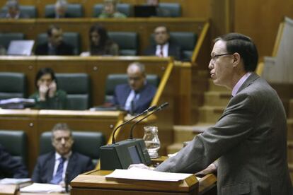 El consejero de Hacienda, Ricardo Gatzagaetxebarria, interviene en el pleno.