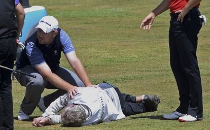 El jugador escocés Alastair Forsyth atiende a su caddie, Iain McGregor, tras sufrir este un infarto durante el Open de Madeira, este domingo.