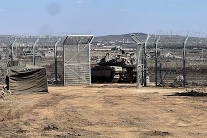 Un tanque israel, en la valla de la lnea del armisticio con Siria, este domingo.