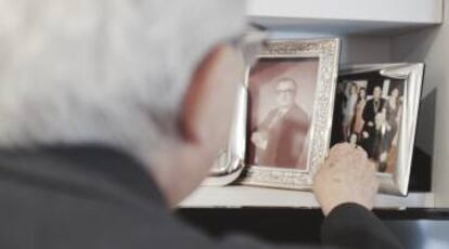 Alexis Galanos, 78, grecochipriota, exiliado alcalde de Famagusta, frente a una foto de él cuando era joven.