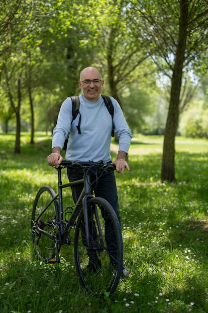 Joxe Abaurrea, concejal de Urbanismo de Pamplona, pasea con su bici por el bosque de crecidas de Aranzadi.