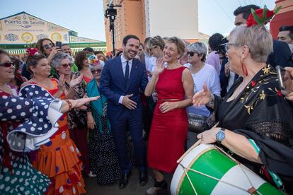 Alberto Garzón y Yolanda Díaz, en la feria de Sevilla.