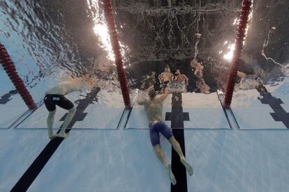 El estadounidense Michael Phelps celebra con sus compañeros la medalla de oro en los 200 m estilo.