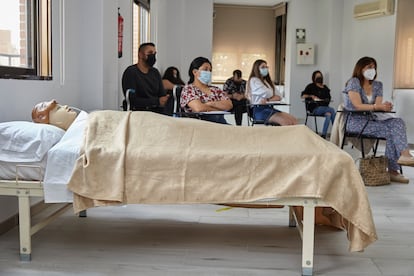 El 70% de las personas que ha recibido una 'Beca Cuidopía' encuentra trabajo en los primeros seis meses tras finalizar la formación.