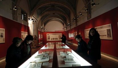 Visitantes del Monasterio de San Miguel de los Reyes en la exposición sobre 'El llibre valencià'.