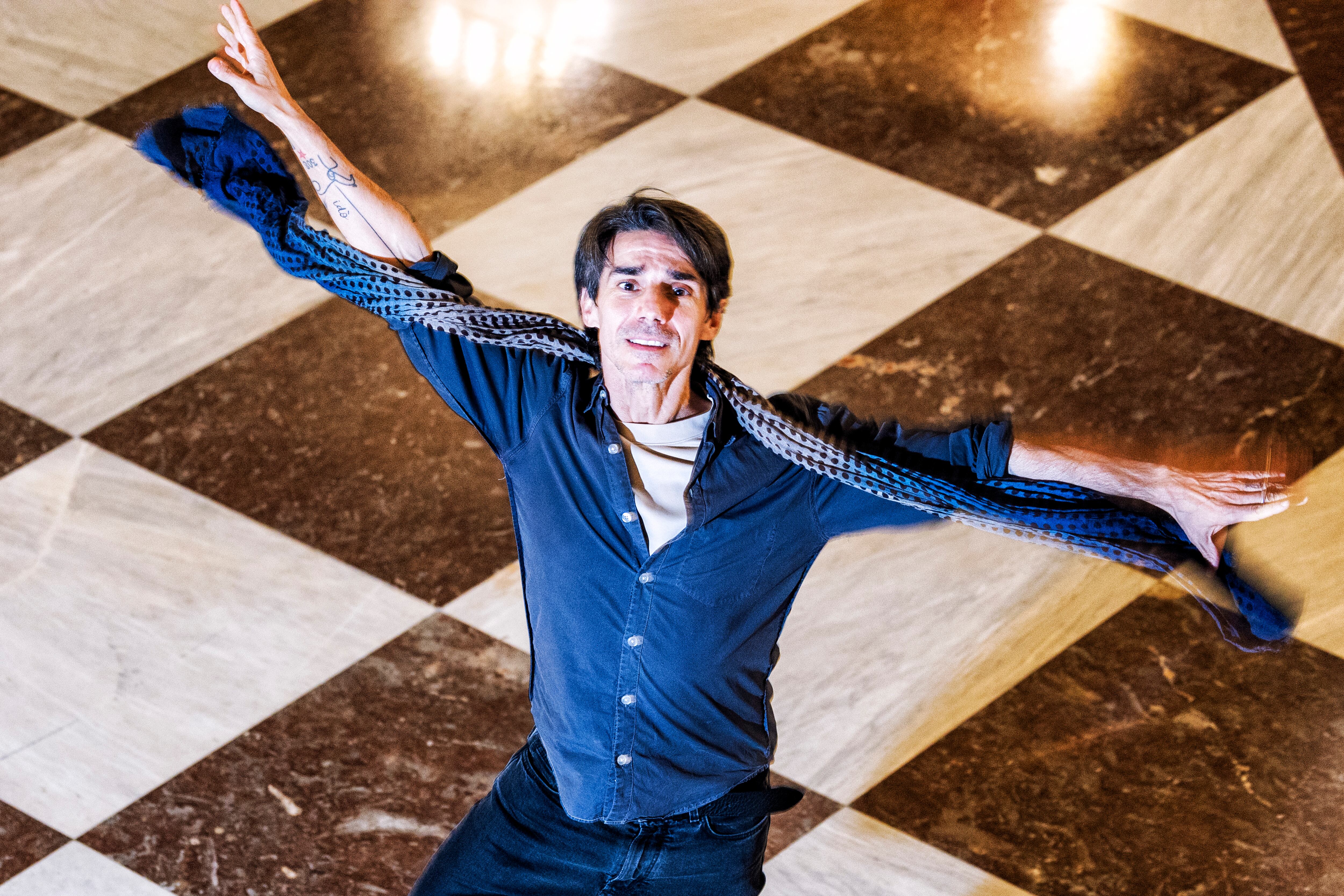 Joaquín de Luz posa en el vestíbulo del Teatro de la Zarzuela.