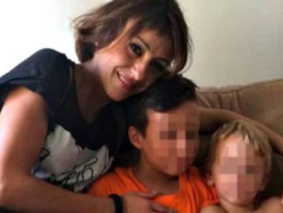 La madre granadina se encuentra en la casa de una amiga en Italia junto con los niños, tras una presunta agresión de Arcuri al más pequeño