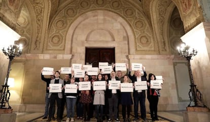 Un momento de la protesta de los diputados esta tarde en el Parlament.