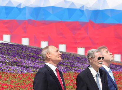 Putin (izquierda) junto al director del teatro Maly, Yuri Solomin, y el metalúrgico Alexander Motorin, en la ceremonia del día de Rusia este viernes en Moscú. 