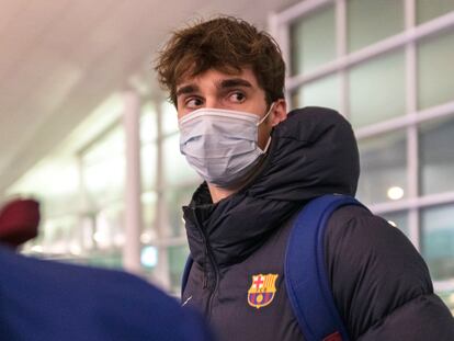 Pablo Urdangarin, retratado en el aeropuerto de Barcelona junto a sus compañeros de equipo el 26 de enero de 2022.
