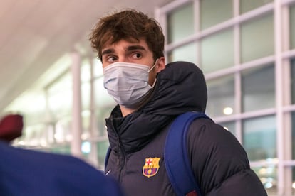 Pablo Urdangarin, retratado en el aeropuerto de Barcelona junto a sus compañeros de equipo el 26 de enero de 2022.