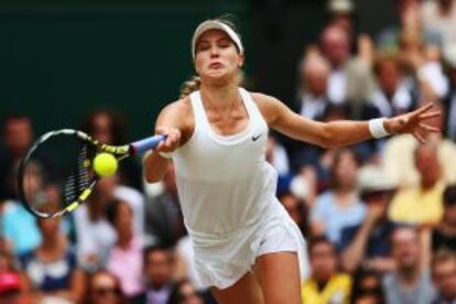 Bouchard intenta recuperar una pelota. 