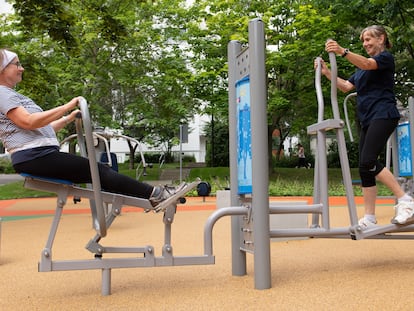 Dos mujeres practican ejercicio en una zona residencial de Dresde, Alemania.