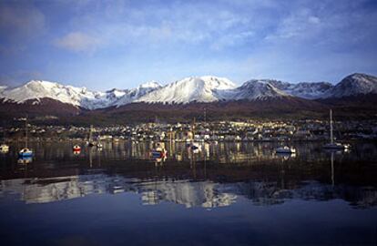 Ushuaia, la ciudad más austral del mundo, se encuentra al pie de la cadena montañosa de Martial, que se refleja en las aguas de la bahía.