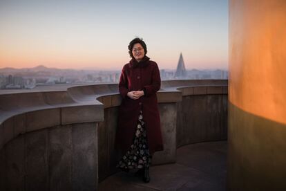 Choi Hee-Ok trabaja como guía turística en la Torre Juche donde trabaja en Pyongyang.