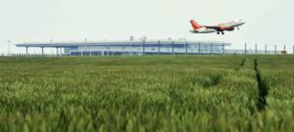 Un avión de la aerolínea británica EasyJet despega junto a un edificio de la terminal del aeropuerto internacional de Berlín-Brandeburgo, en Schoenefeld, Alemania. EFE/Archivo